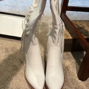Women’s nice white tall dress boot in size 8.5 never worn made by Pierre dumas.